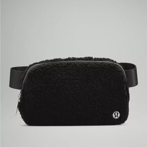Lululemon Everywhere Fleece Belt Bag Black (perfect condition)
